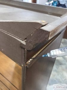 wood-glue-syringe-for-tight-spaces