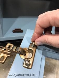 install-hinges