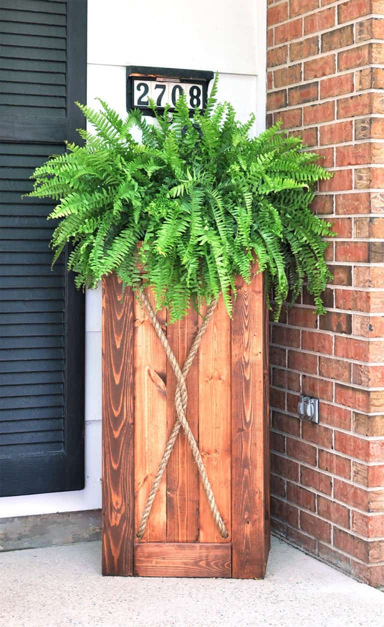 Simple backyard gardening, garden with kids, growing vegetables and raised garden beds in a small city backyard. 20 DIY outdoor planters. Outdoor planter, outside planters, outdoor plant containers, outdoor plant containers, outdoor garden pots, outdoor planter pots, outdoor plant pots, garden planters, outdoor pots and planters, decorative outdoor planters