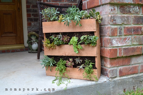 Simple backyard gardening, garden with kids, growing vegetables and raised garden beds in a small city backyard. 20 DIY outdoor planters. Outdoor planter, outside planters, outdoor plant containers, outdoor plant containers, outdoor garden pots, outdoor planter pots, outdoor plant pots, garden planters, outdoor pots and planters, decorative outdoor planters