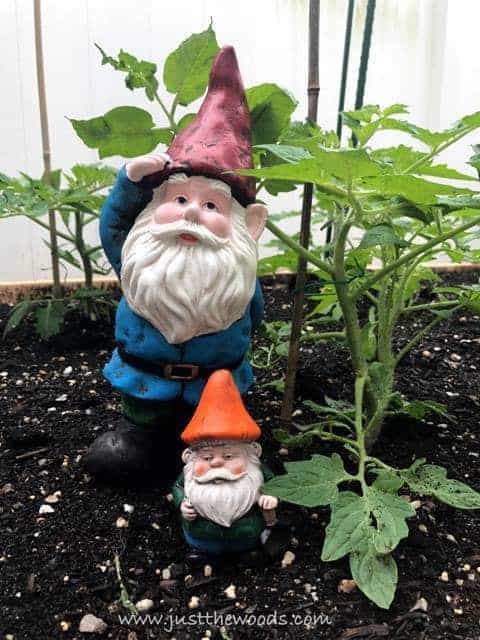 Awesome DIY Garden Decor / garden gnomes / planters