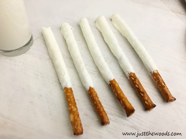 chocolate dipped preztels, snowman pretzels, snowman pretzel rods