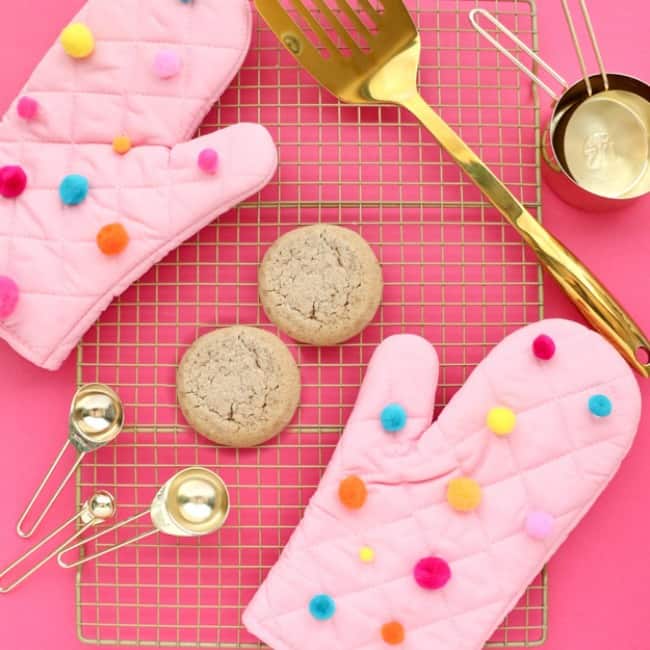 diy oven mitts, dit kitchen projects ideas, pink oven mitts