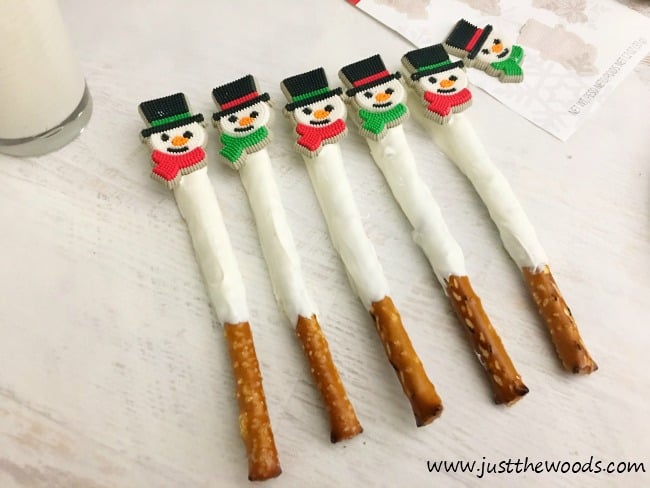 Snowman Pretzel Rods, chocolate dipped pretzels, pretzel recipes, dessert recipe