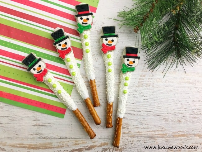 How to Make Adorable Snowman Pretzel Rods, easy pretzel recipe, dessert recipes, chocolate dipped pretzels