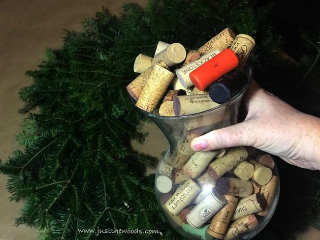 wine cork wreath, diy wreath ideas, wine corks, thigns to do with wine corks