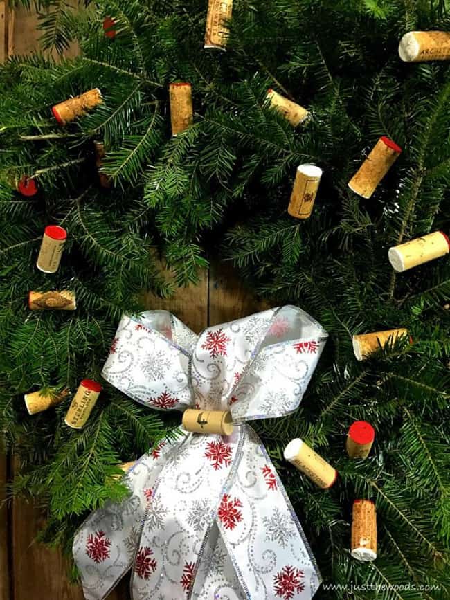 christmas wreath diy, wine cork diy ideas, wine cork wreath, cork wreath diy