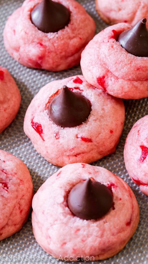 pink cookies, valentines day cookies, valentine pink cookies