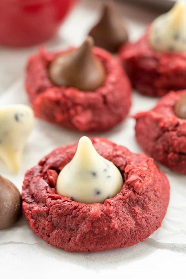 red cookies, valentines day cookies, valentines day crafts for kids, red cookie recipe