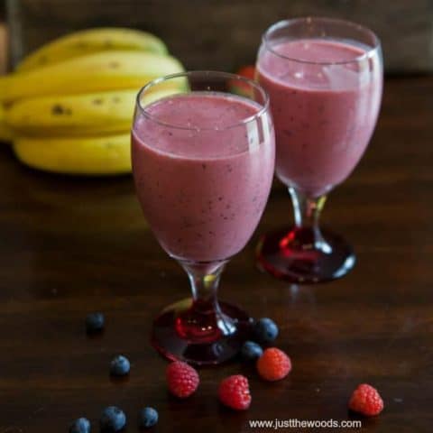 Quick & Healthy Breakfast Berry Smoothie with Protein
