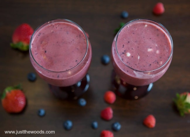 frozen berry smoothie, smoothie recipe with frozen berries, healthy protein smoothies, 
