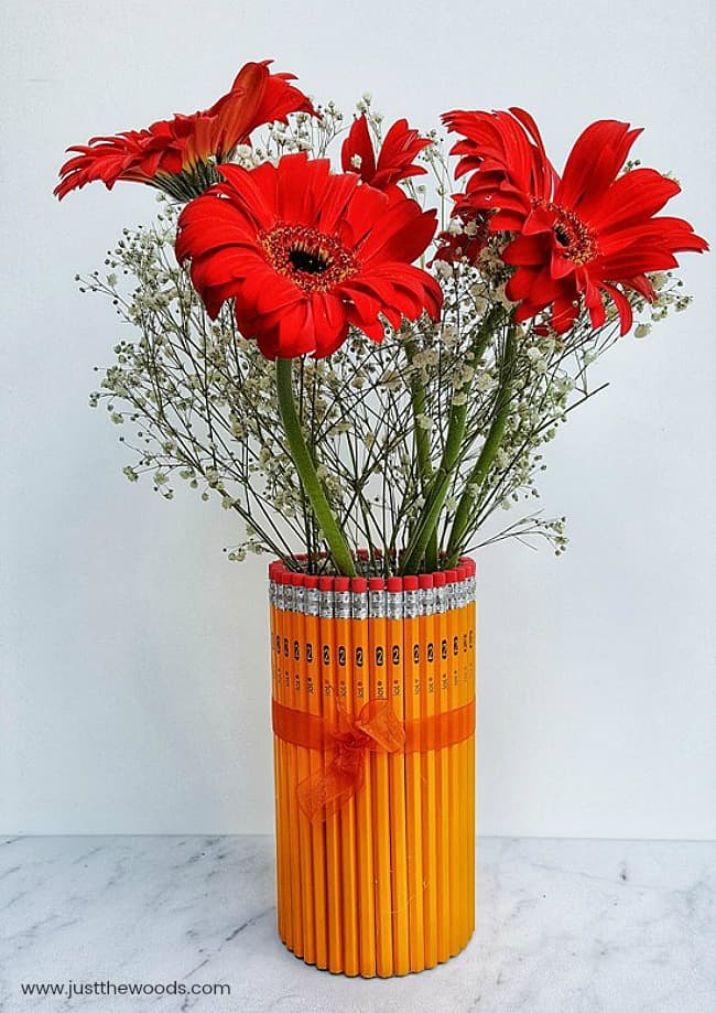 Show the teacher your appreciation with DIY teacher gifts. This cute and easy pencil vase makes great homemade gifts for teachers. Fill it with a gorgeous bouquet of flowers for a unique yet inexpensive end of year teacher gift. #diyteachergifts #cheapteachergiftideas #pencilvase #DIYVase #homemadegiftsforteachers #cuteteachergifts #easyteachergifts