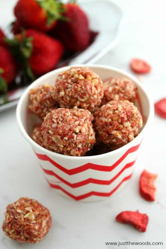 How To Make Healthy Strawberry Homemade Protein Balls how-to-make-healthy-strawberry-homemade-protein-balls