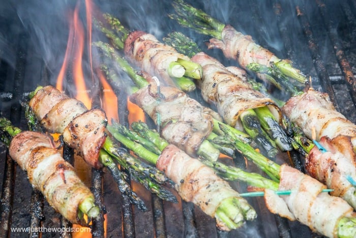 grilling bacon and asparagus, bacon wrapped asparagus on the grill