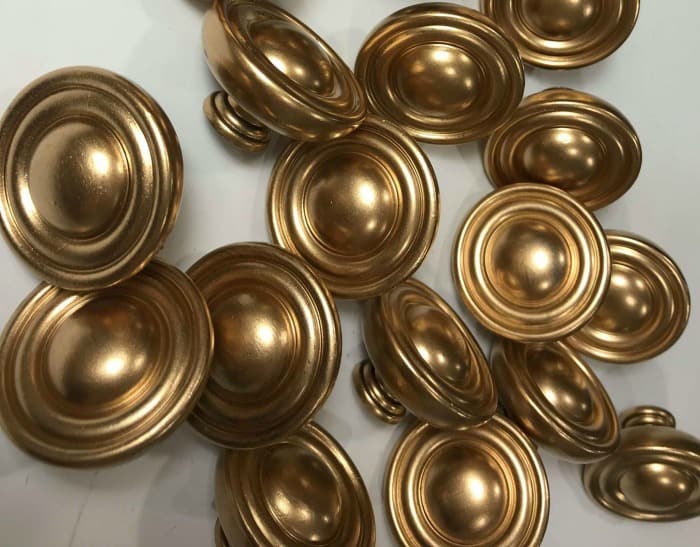 How to paint faux shiny gold metal in matte brass. And what material do I  need? : r/paint