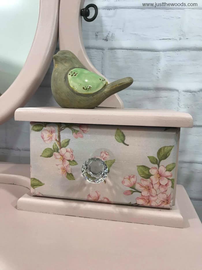 mod podge, decoupage, painted furniture with decoupage drawer, mod podge projects