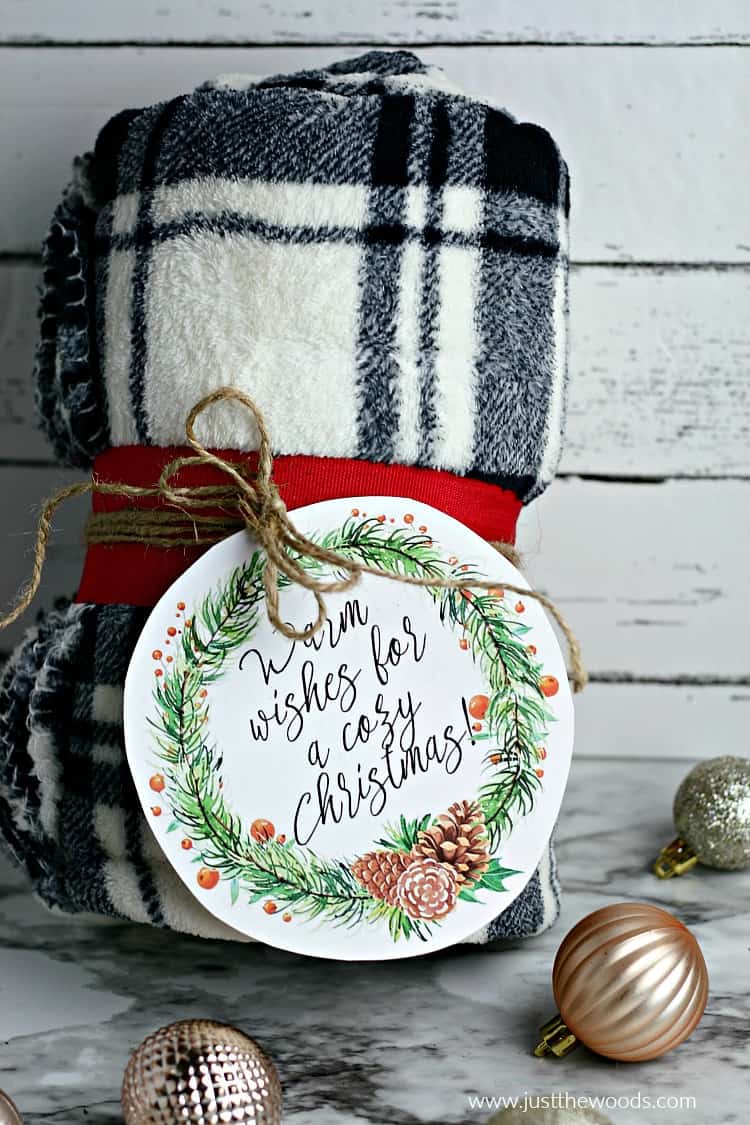 Last Minute Christmas Gift: Blanket with Printable Gift Tag