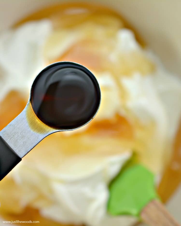 vanilla extract in yogurt bark, greek yogurt bark, frozen yogurt back, how to make yogurt bark