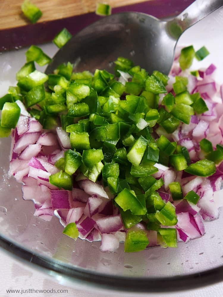 how do you make guacamole, jalapeno and onion in guacamole