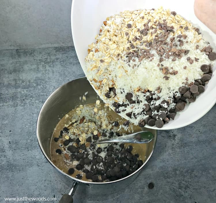 dry ingredients mix in with wet ingredients, easy chocolate oat bar recipe