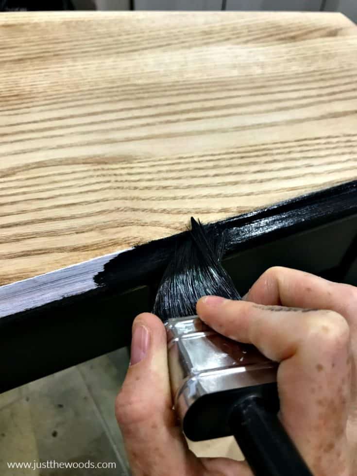 The best way to Paint a Desk with the Finest Black Furnishings Paint