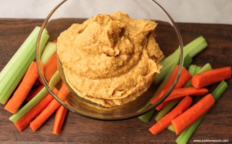 how to eat hummus