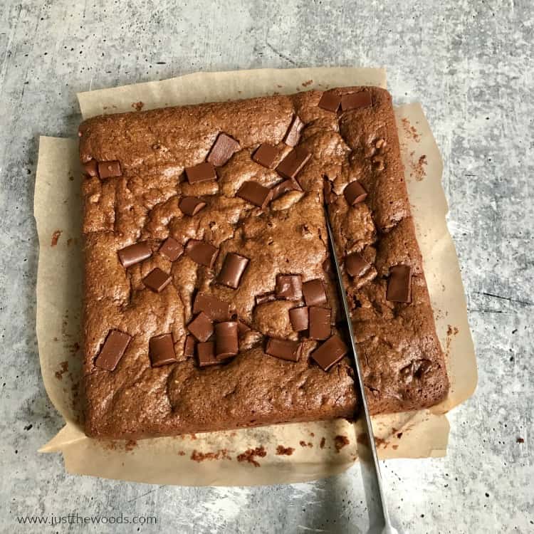 tahini brownie recipe, cutting brownies with knife