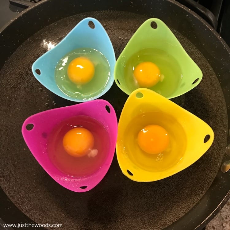 Poaching eggs store in silicone cups