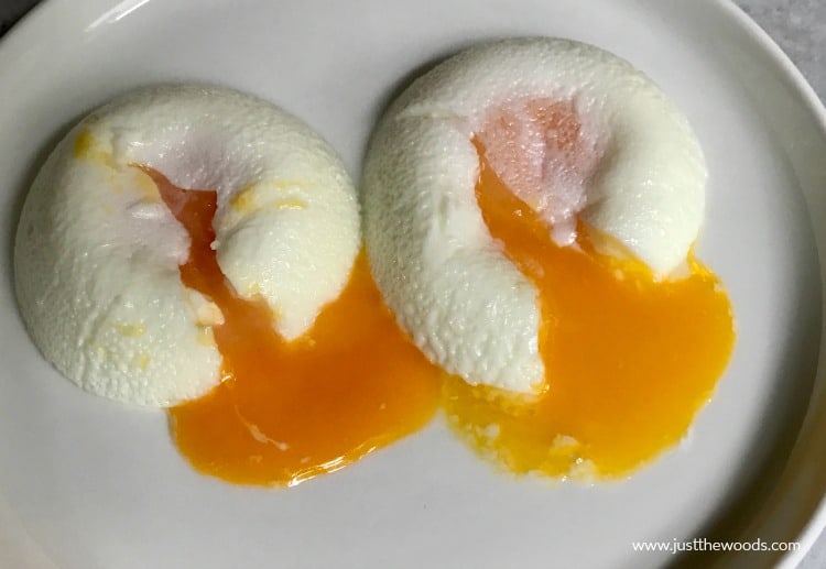 poached eggs with runny yolk