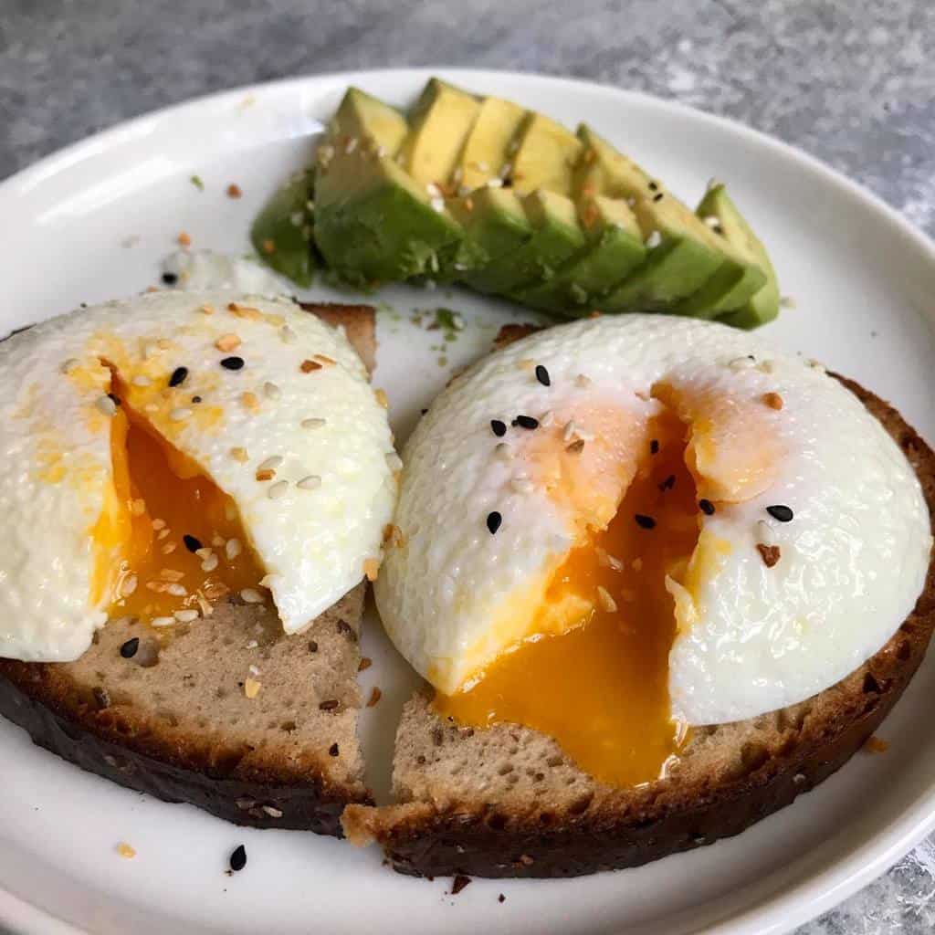 poached eggs on toast with avocado, make poach eggs with silicone egg poacher cups