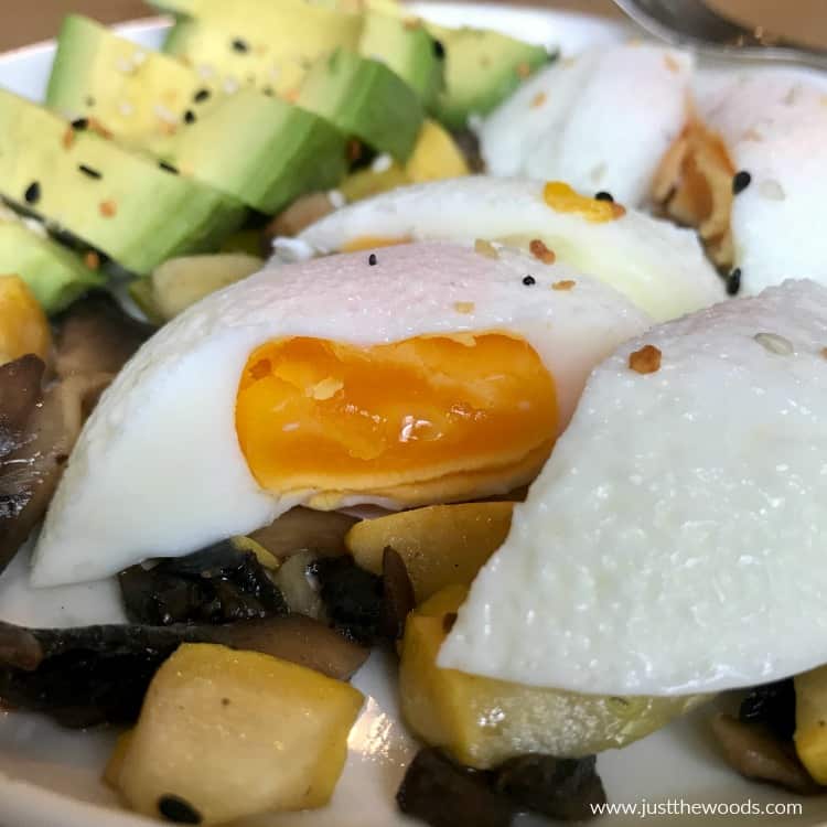 perfect poached egg with avocado, how to poach an egg in a poacher 