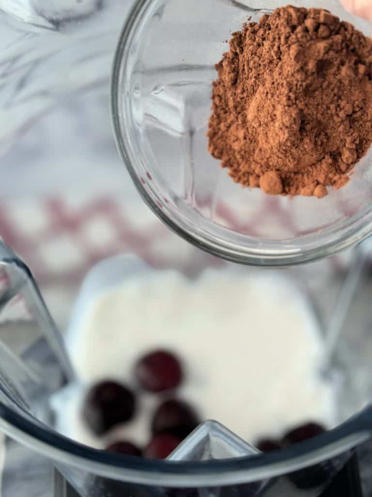 raw cacao powder in smoothie 