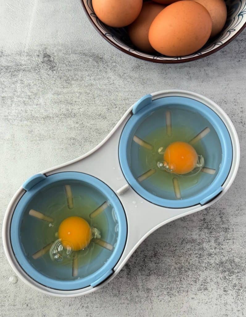 how to use a Microwave Egg Poacher