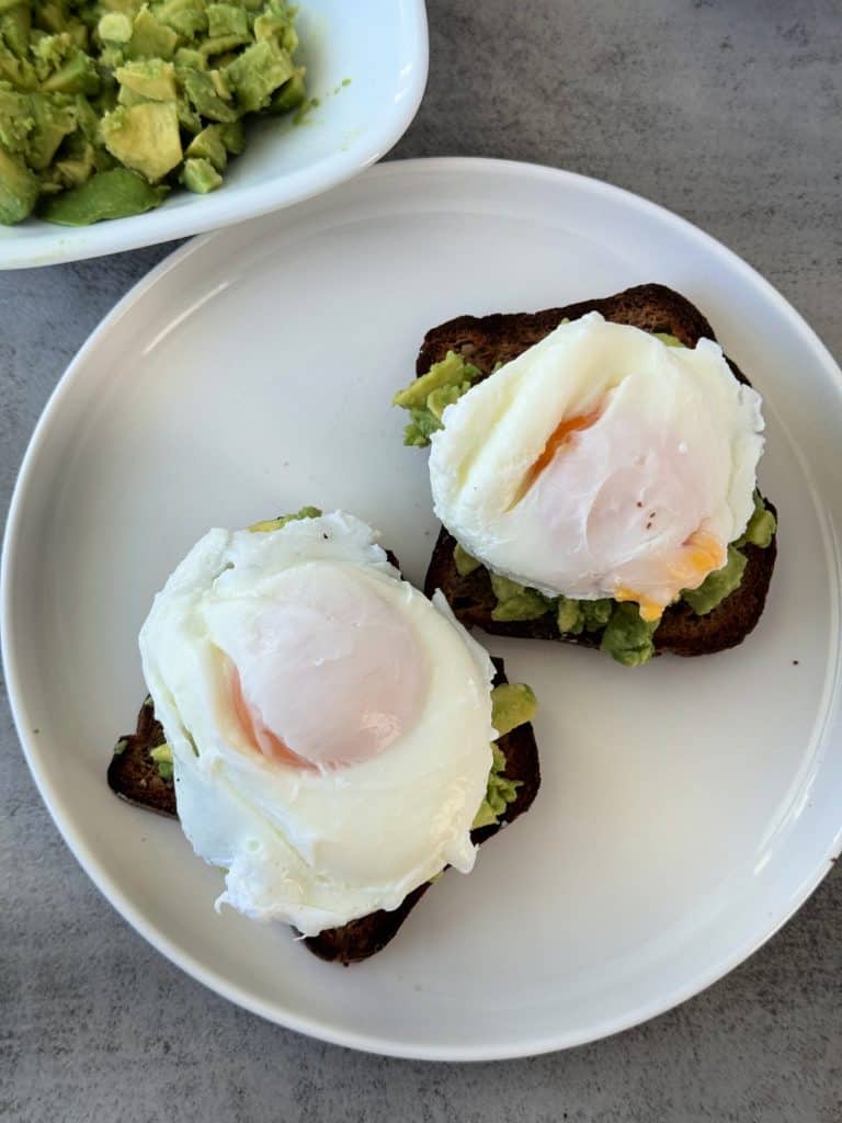 how to make poached eggs on avocado toast 