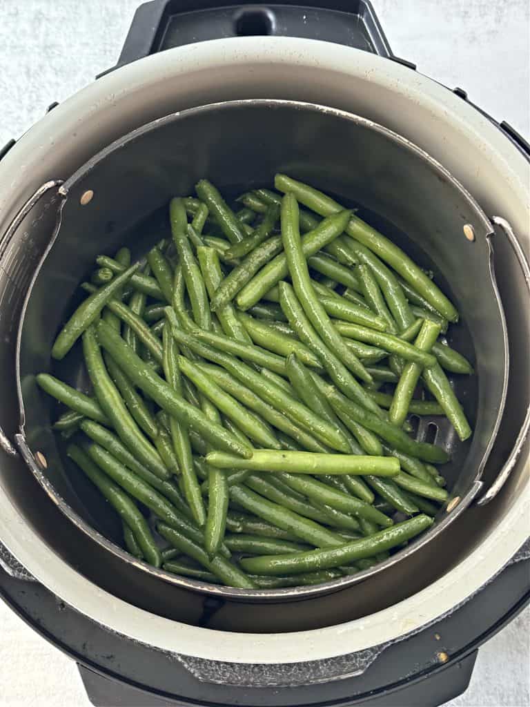 fresh green beans in air fryer basket
