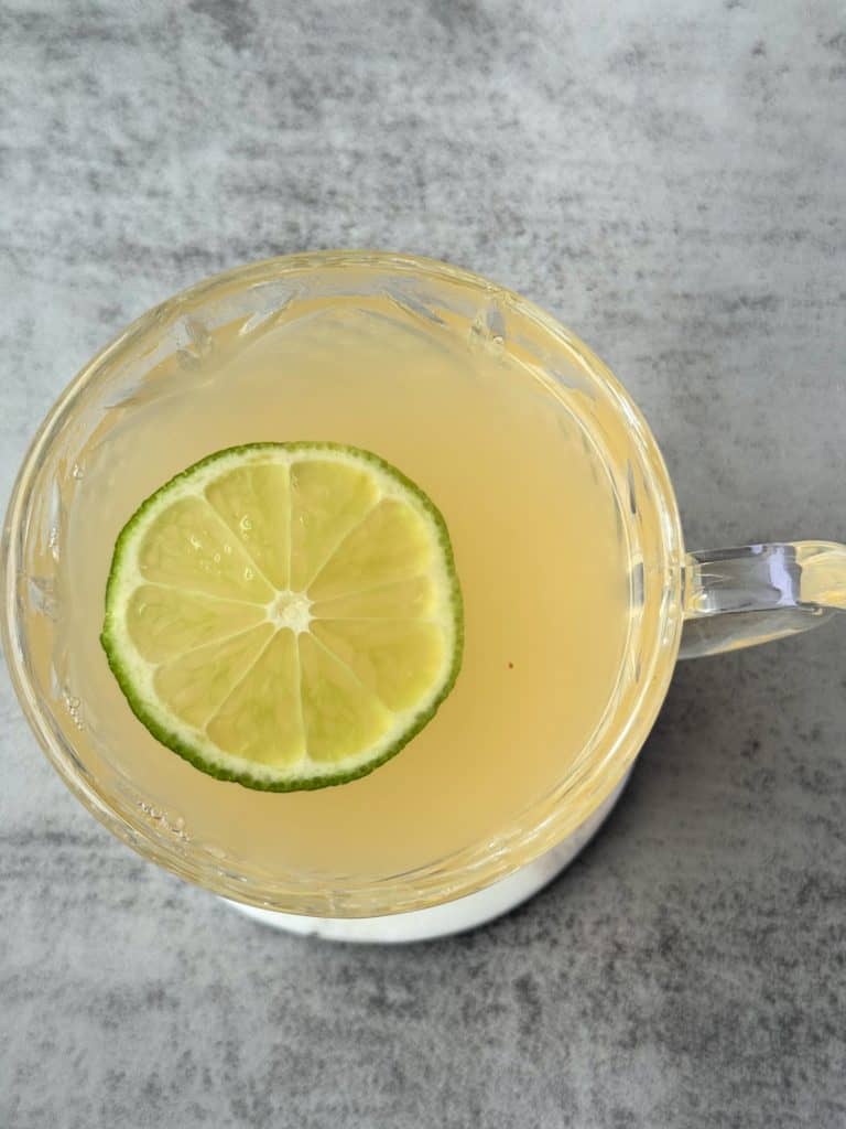 apple cider vinegar lime and honey with lime slice