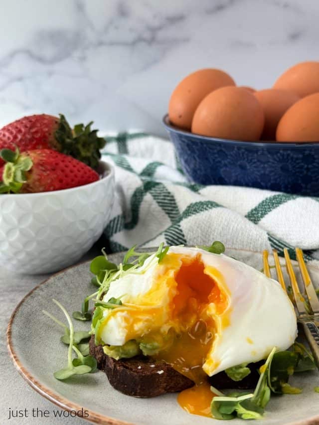 How to Poach an Egg in a Poacher for Perfect Eggs