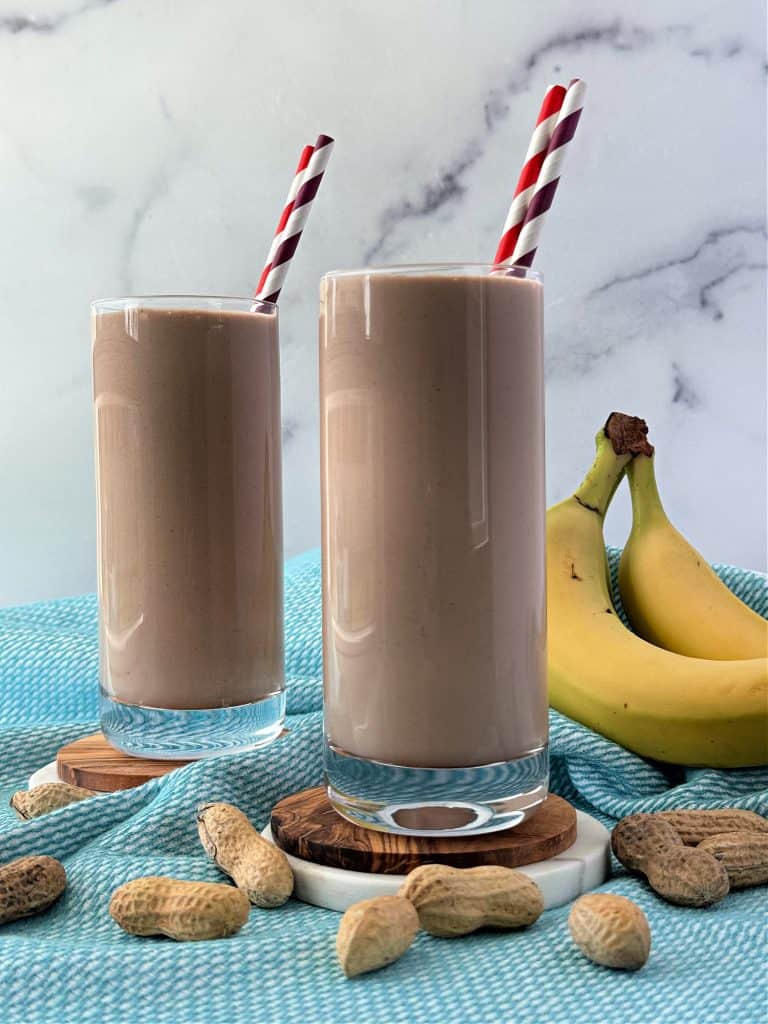 how to make a peanut butter smoothie with frozen banana and chocolate. 