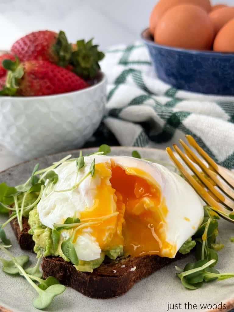 how to make poached eggs using an egg poacher 