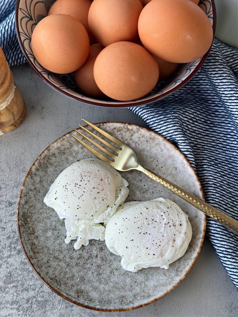 how to poach an egg without an poacher