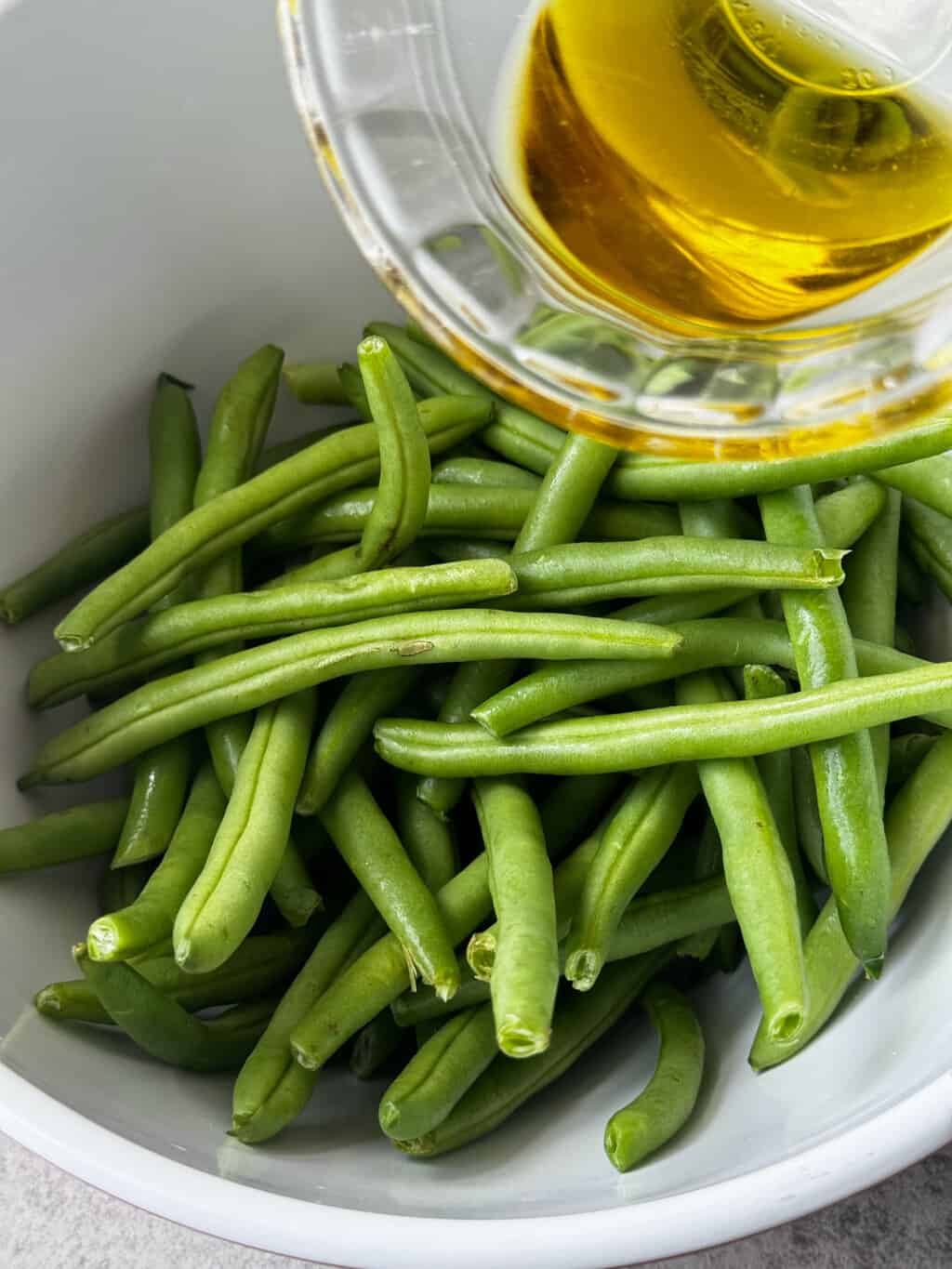add olive oil to green beans to coat