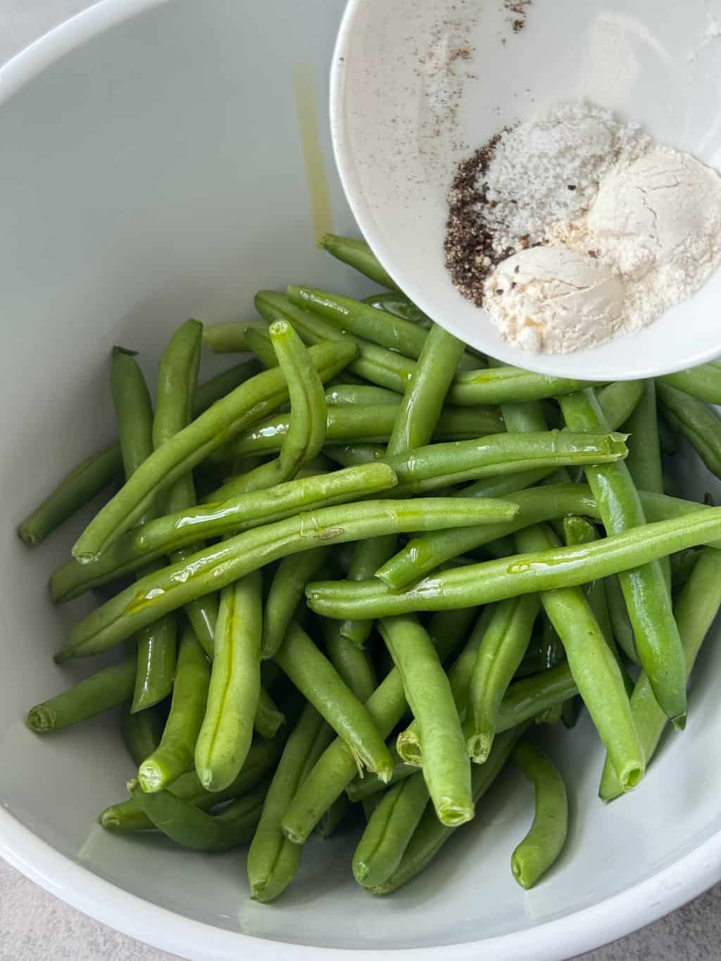 add spice blend to green beans in bowl