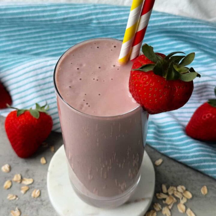 how-to-make-an-almond-milk-smoothie-with-strawberries