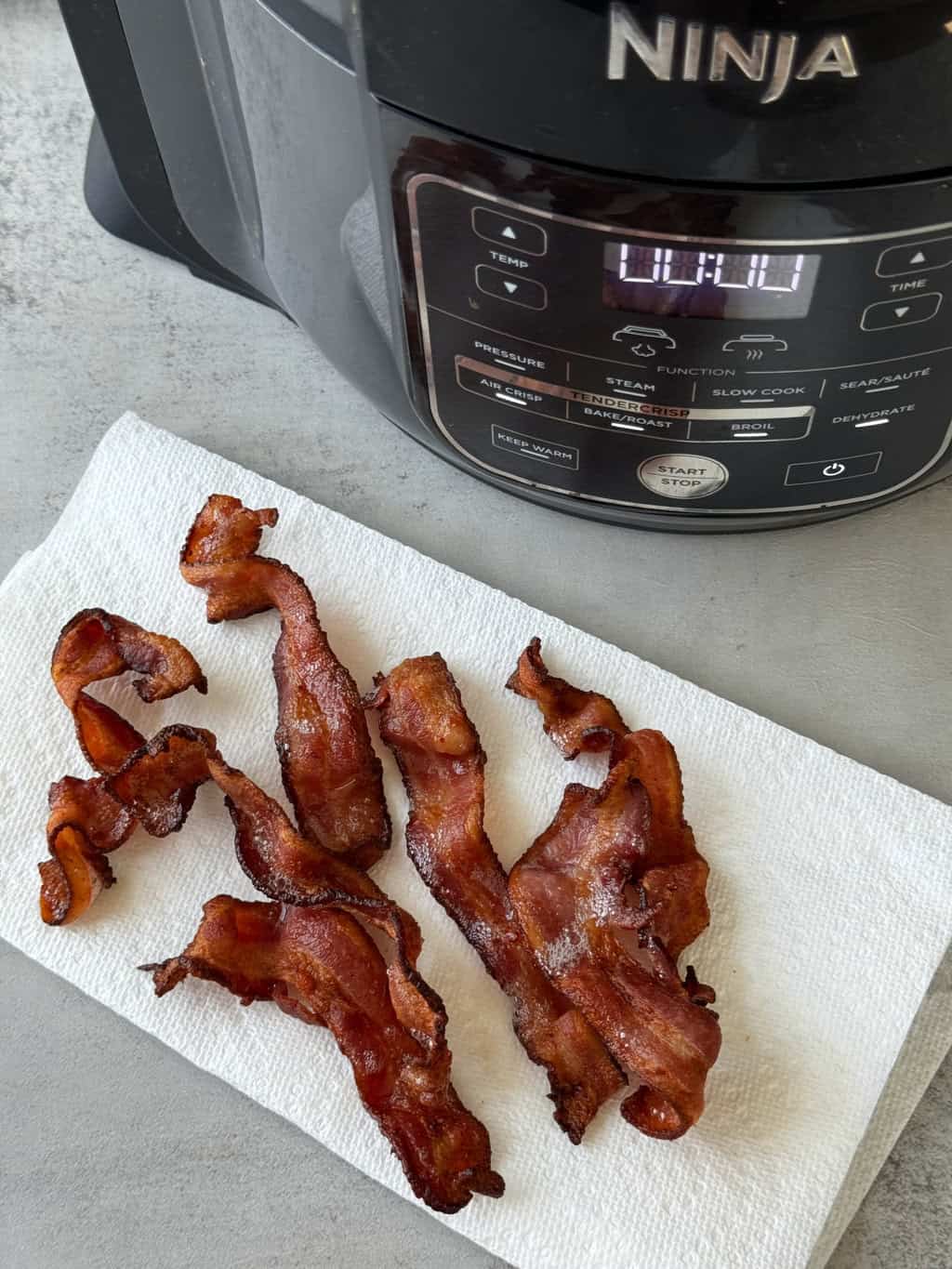 bacon on paper towels