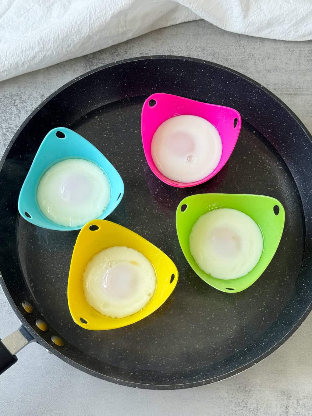 how-to-make-poached-eggs-in-silicone-cups