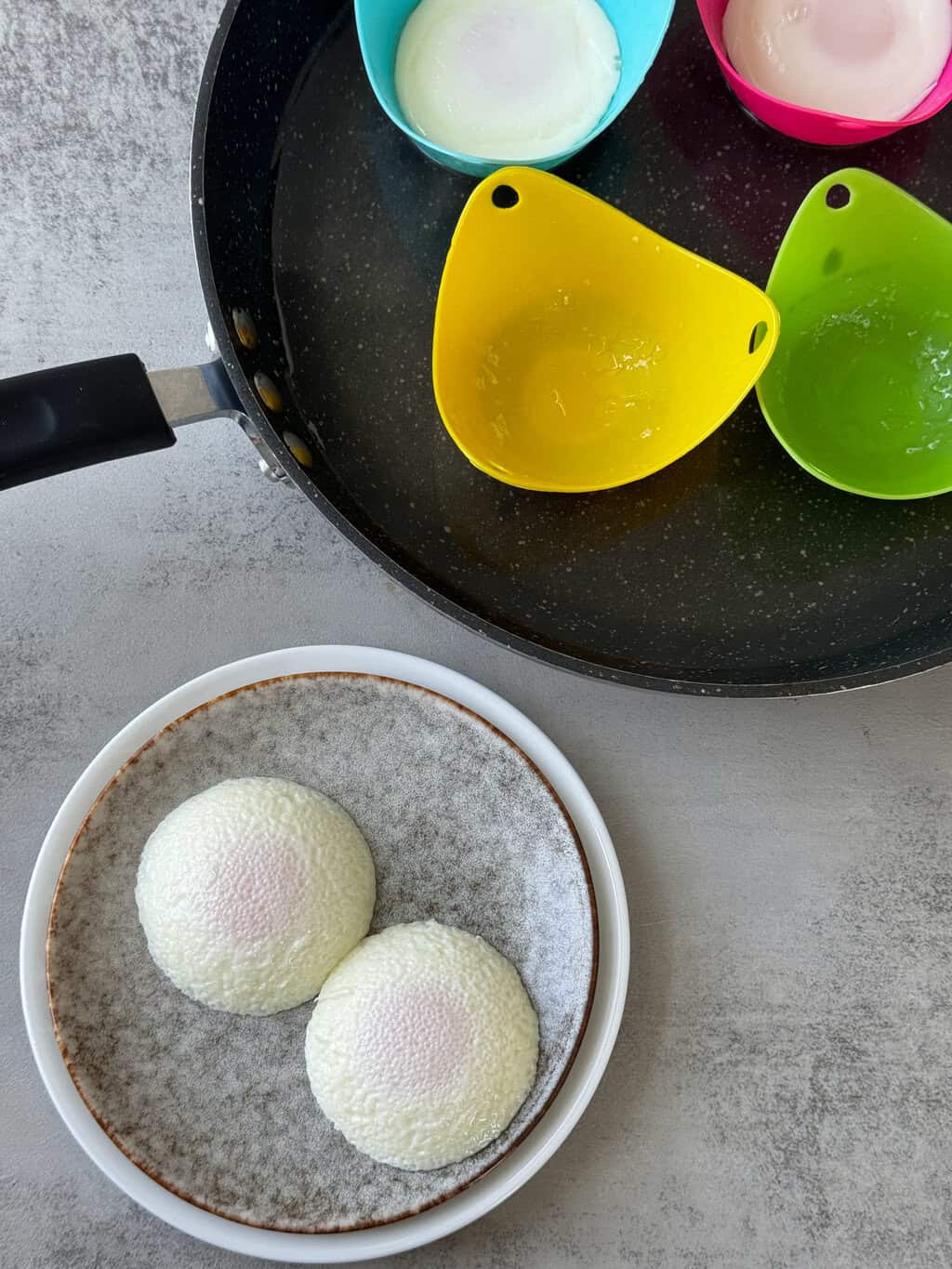 how-to-use-silicone-egg-poachers