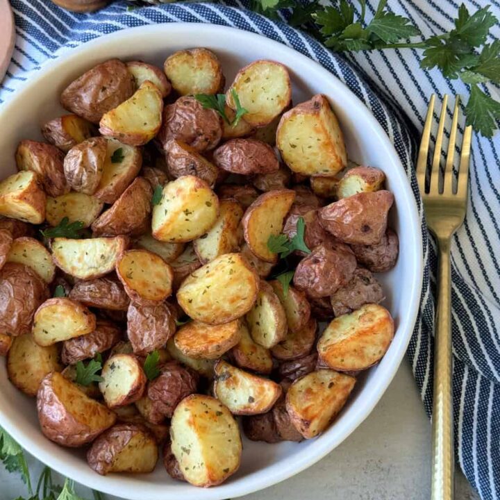 How to Make Garlic Potatoes in the Air Fryer