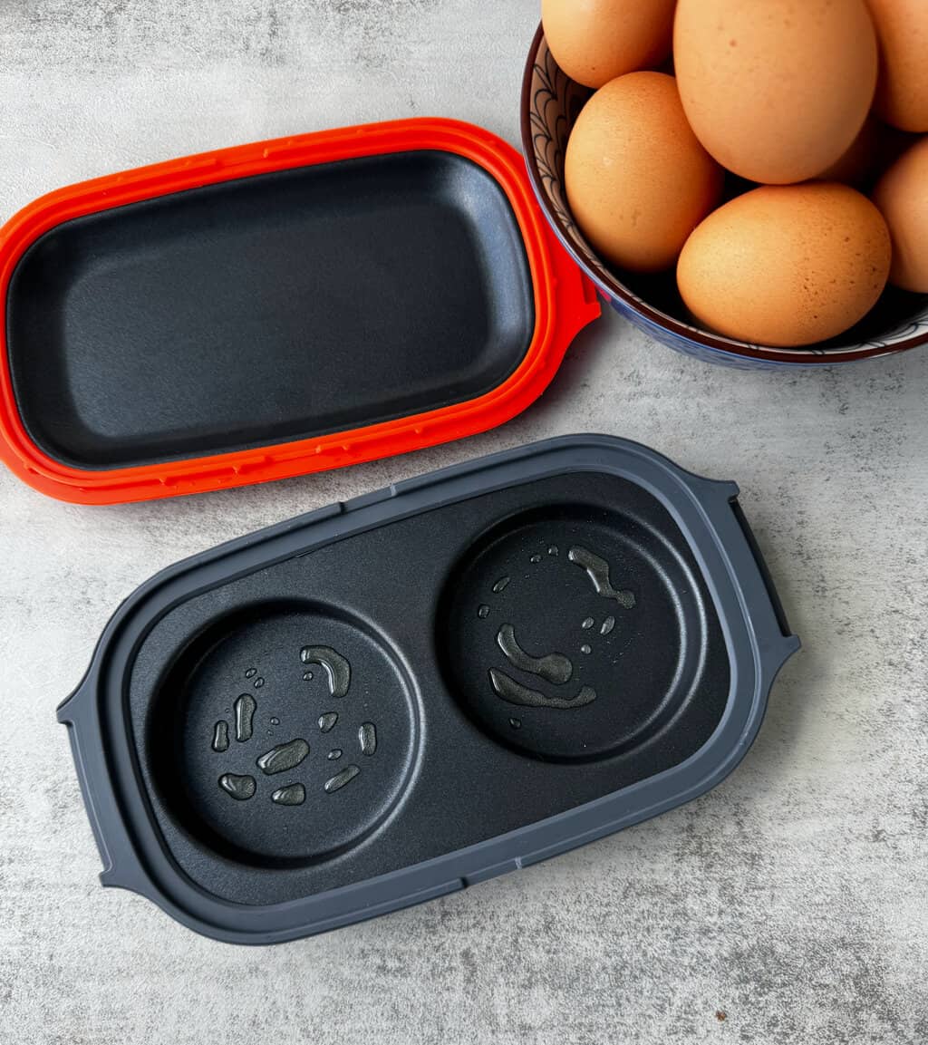 microwavable egg cooker with oil in the base for the eggs