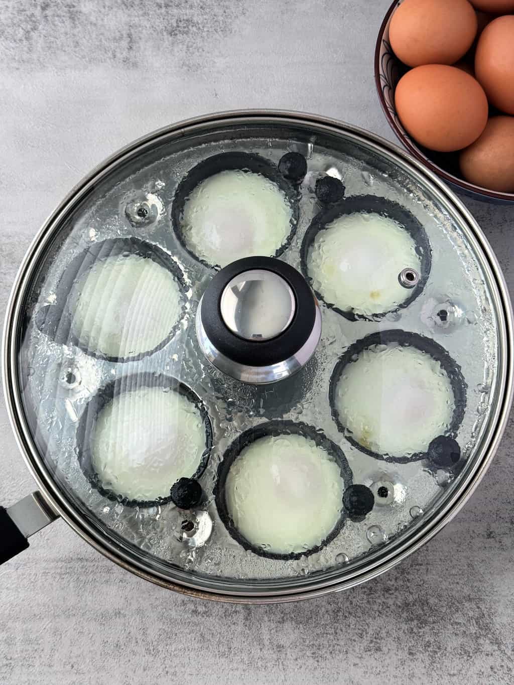 egg poaching pan instructions with lid and cooked eggs